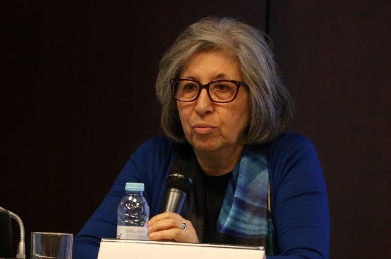 4	PERGUNTAS A… MARIA HELENA COELHO*