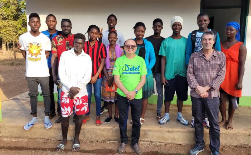 Formação nas TIC em Cacine, Guiné Bissau, na escola de informática da Associação Amigos das Escolas da Guiné-Bissau